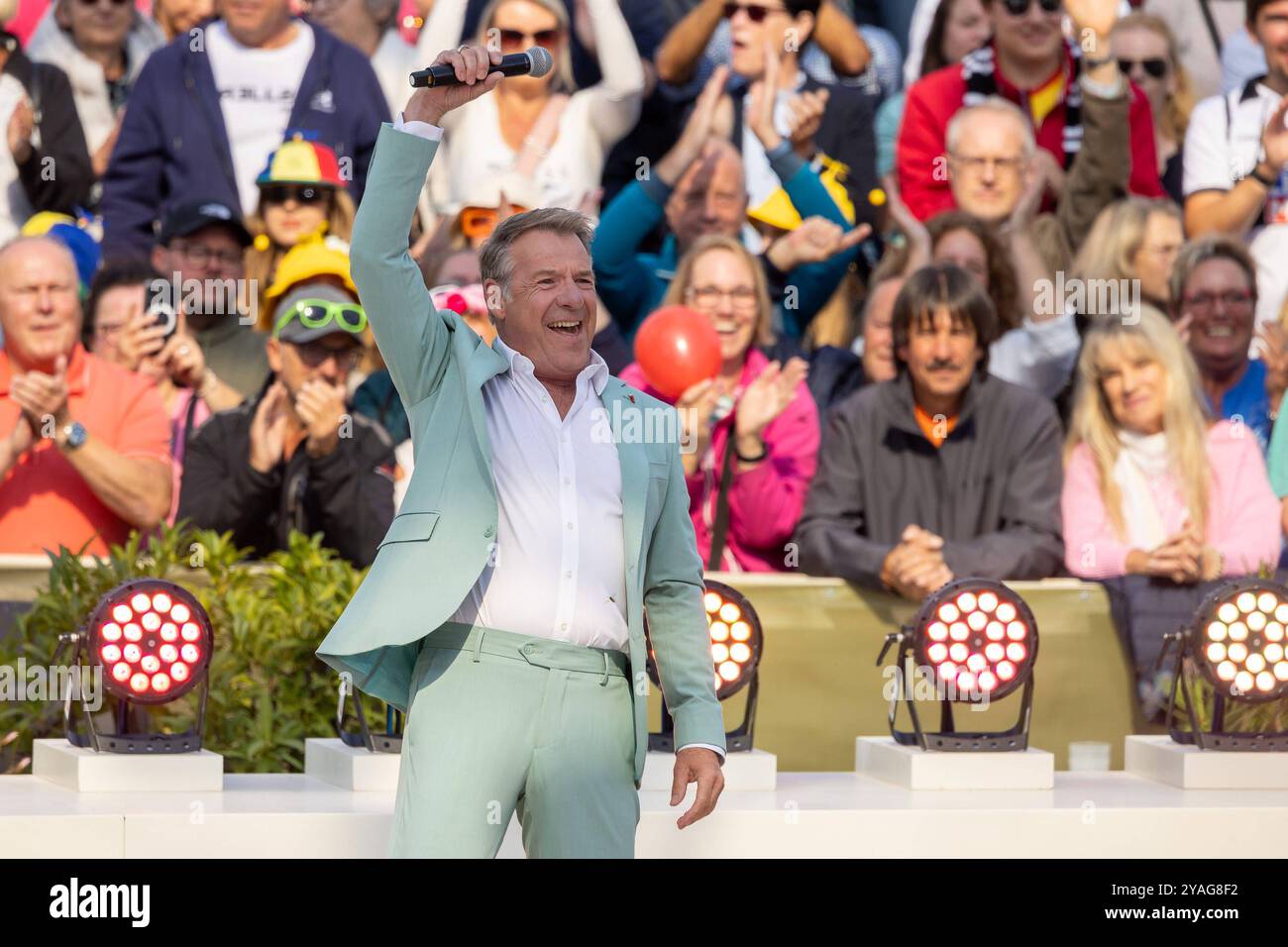 Mainz Schlagersaenger Patrick Lindner beim Auftritt am 15.09.2024 in Mainz beim ZDF-Fernsehgarten *** Mainz Schlager cantante Patrick Lindner esibendosi il 15 09 2024 a Magonza allo ZDF Fernsehgarten Copyright: XEibner-Pressefoto/GerhardxWingenx EP_GWR Foto Stock