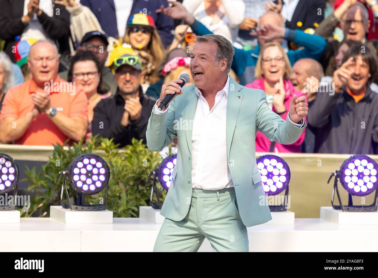 Mainz Schlagersaenger Patrick Lindner beim Auftritt am 15.09.2024 in Mainz beim ZDF-Fernsehgarten *** Mainz Schlager cantante Patrick Lindner esibendosi il 15 09 2024 a Magonza allo ZDF Fernsehgarten Copyright: XEibner-Pressefoto/GerhardxWingenx EP_GWR Foto Stock