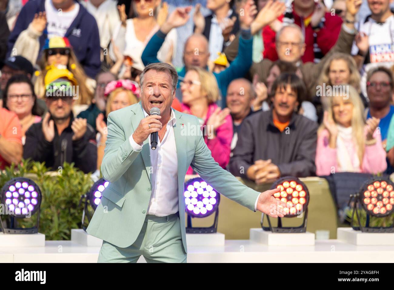 Mainz Schlagersaenger Patrick Lindner beim Auftritt am 15.09.2024 in Mainz beim ZDF-Fernsehgarten *** Mainz Schlager cantante Patrick Lindner esibendosi il 15 09 2024 a Magonza allo ZDF Fernsehgarten Copyright: XEibner-Pressefoto/GerhardxWingenx EP_GWR Foto Stock