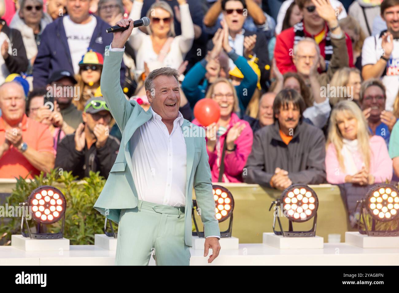 Mainz Schlagersaenger Patrick Lindner beim Auftritt am 15.09.2024 in Mainz beim ZDF-Fernsehgarten *** Mainz Schlager cantante Patrick Lindner esibendosi il 15 09 2024 a Magonza allo ZDF Fernsehgarten Copyright: XEibner-Pressefoto/GerhardxWingenx EP_GWR Foto Stock