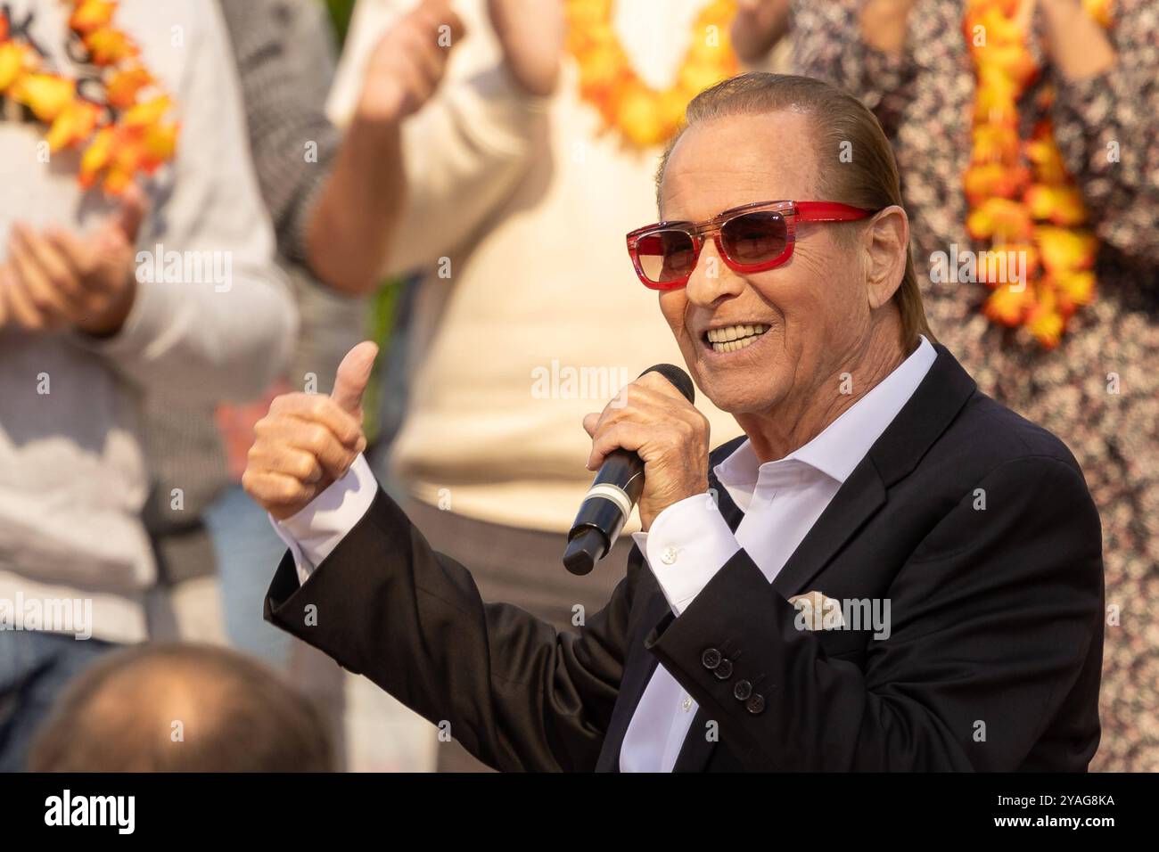 Mainz Schlagersaenger Michael Holm beim Auftritt am 15.09.2024 in Mainz beim ZDF-Fernsehgarten *** Mainz Schlager cantante Michael Holm esibendosi il 15 09 2024 a Magonza allo ZDF Fernsehgarten Copyright: XEibner-Pressefoto/GerhardxWingenx EP_GWR Foto Stock