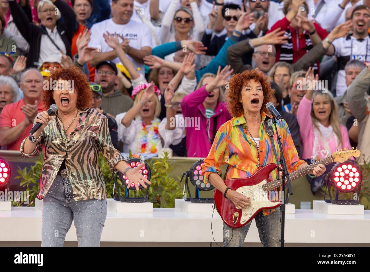 Mainz Schlagerduo Cora beim Auftritt am 15.09.2024 in Mainz beim ZDF-Fernsehgarten *** Mainz duo pop Cora esibendosi il 15 09 2024 a Magonza presso ZDF Fernsehgarten Copyright: XEibner-Pressefoto/GerhardxWingenx EP_GWR Foto Stock