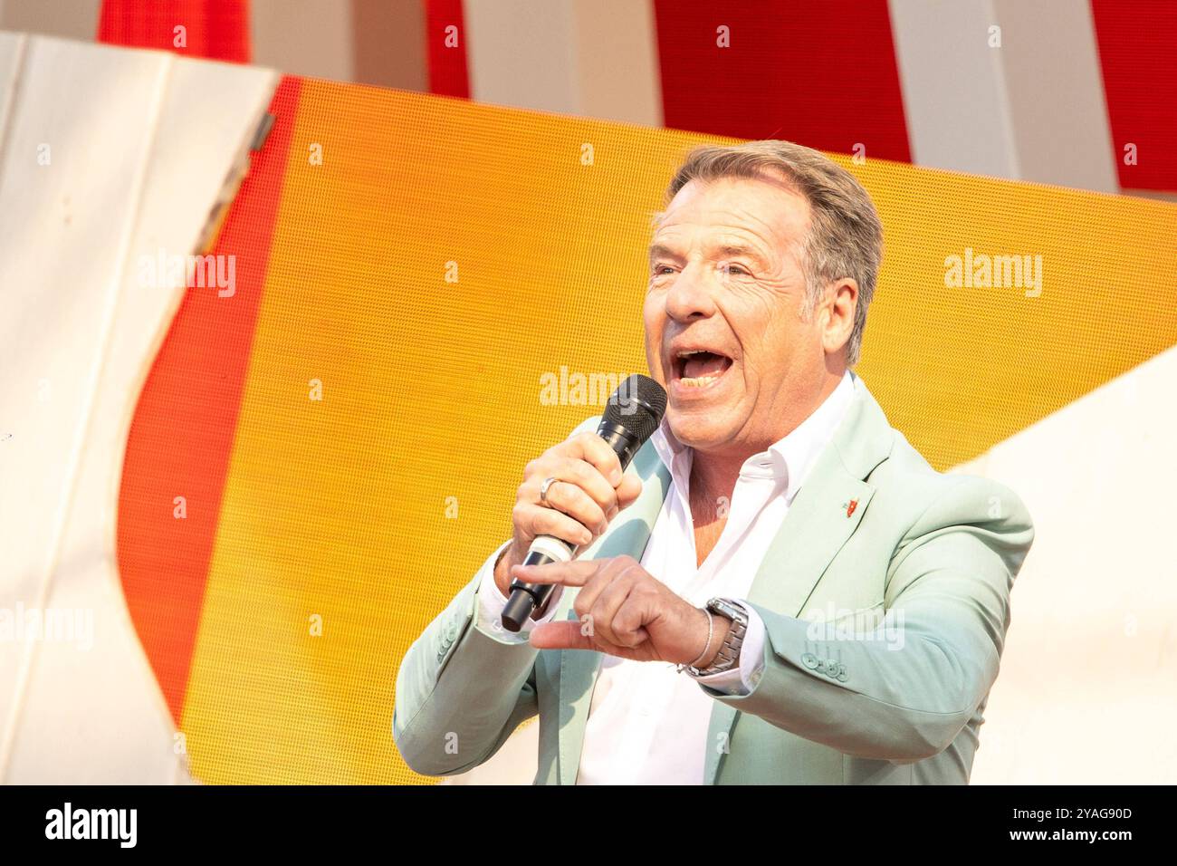 Mainz Schlagersaenger Patrick Lindner beim Auftritt am 15.09.2024 in Mainz beim ZDF-Fernsehgarten *** Mainz Schlager cantante Patrick Lindner esibendosi il 15 09 2024 a Magonza allo ZDF Fernsehgarten Copyright: XEibner-Pressefoto/GerhardxWingenx EP_GWR Foto Stock