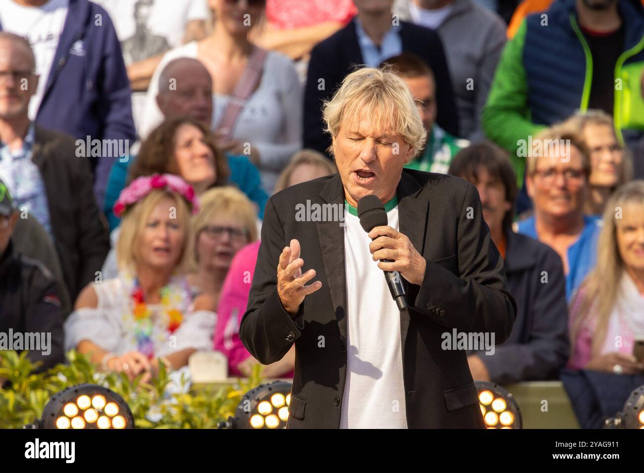 Mainz Schlagersaenger Bernhard Brink beim Auftritt am 15.09.2024 in Mainz beim ZDF-Fernsehgarten *** Mainz Schlager cantante Bernhard Brink esibendosi il 15 09 2024 a Magonza allo ZDF Fernsehgarten Copyright: XEibner-Pressefoto/GerhardxWingenx EP_GWR Foto Stock