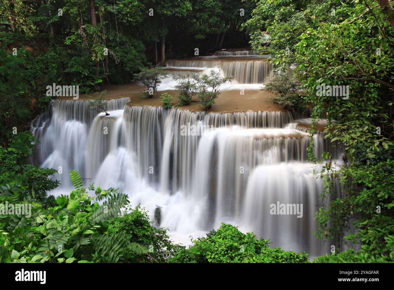 Splendida natura della cascata di Huai Mae Khamin o della cascata di Huay Mae Khamin nel Parco Nazionale della Diga di Sri Nakarin, provincia di Kanchanaburi, Thailandia Foto Stock