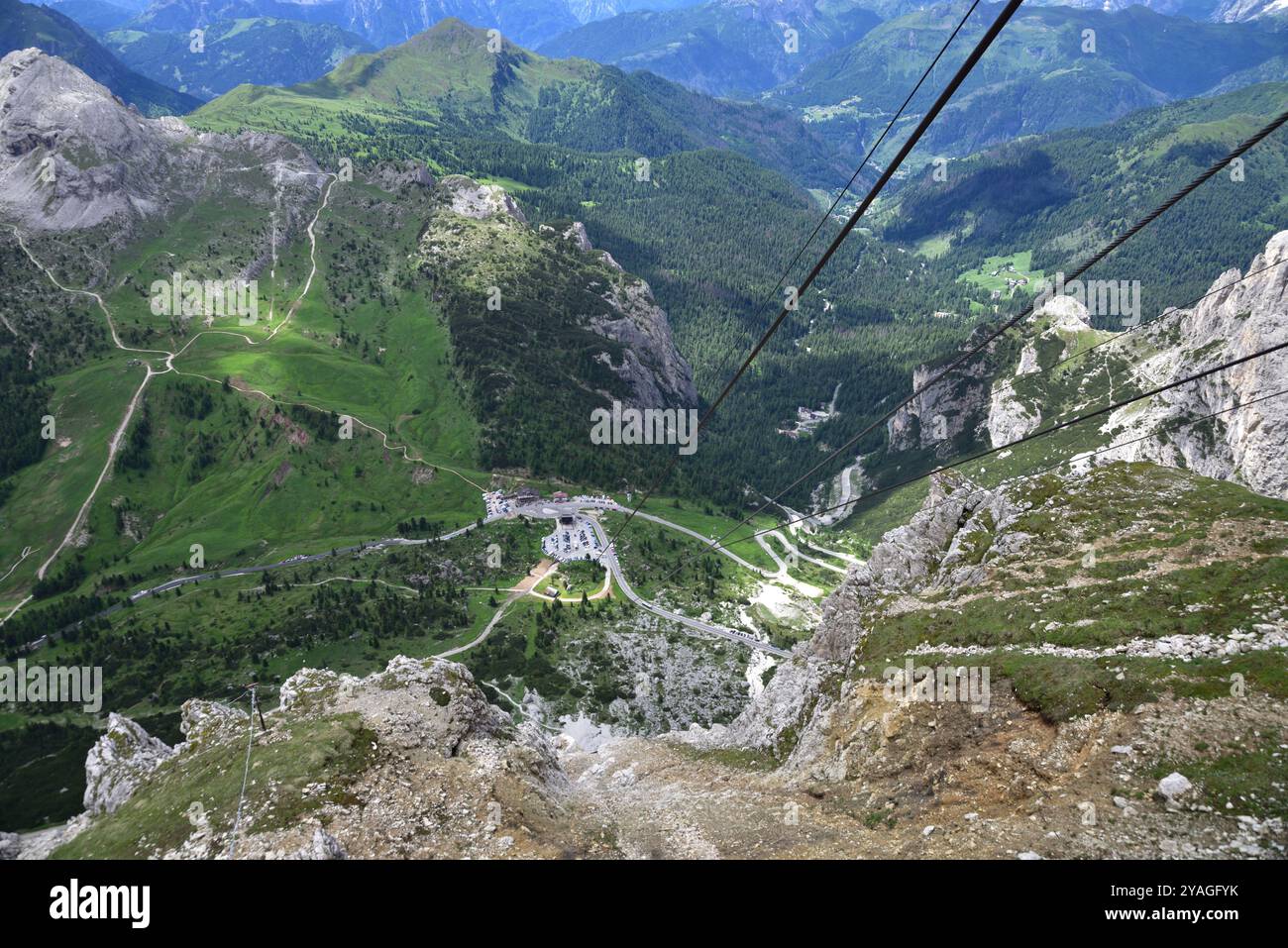 Il passo Falzarego visto dall'arraival della funivia che sale fino a Lagazuoi Foto Stock