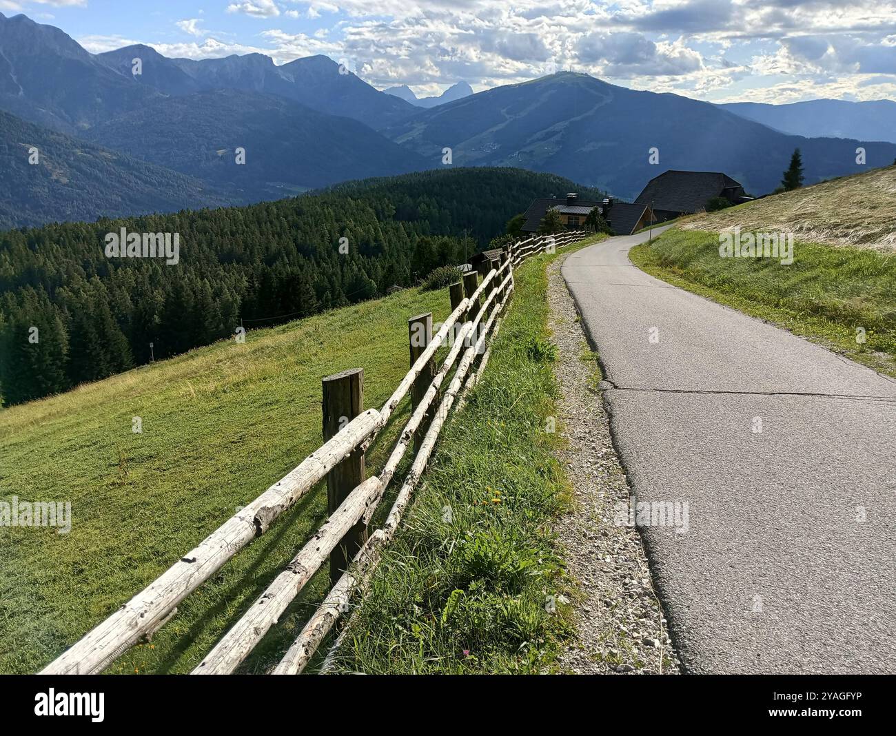 Sui monti che sovrastano il paese di Tesido, a circa 1600 metri sul livello del mare, la strada termina in un ampio parcheggio dove partono numerose escursioni Foto Stock