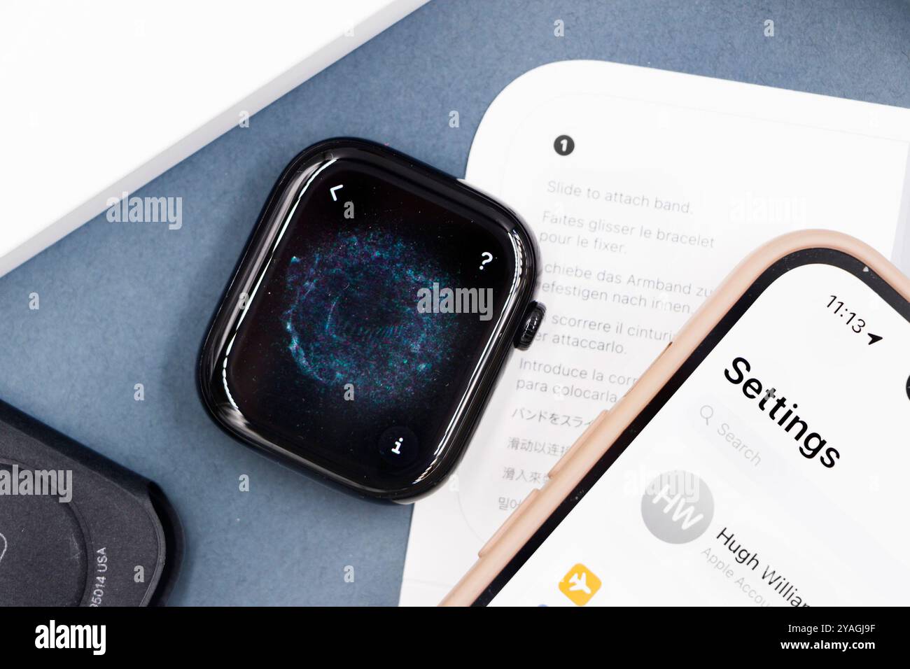 Confezione con la nuova configurazione dello smartwatch Apple Watch serie 10 del 2024, unboxing e braccialetto intercambiabile su sfondo blu Design elegante Foto Stock