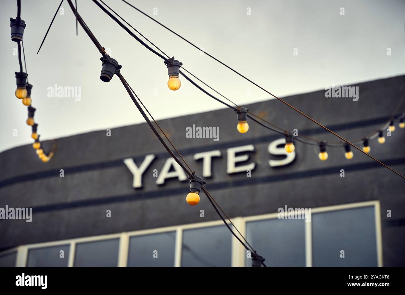 Lampadine gialle di fronte all'ex casetta dei vini Yates abbandonata a South Shore, Blackpool Foto Stock