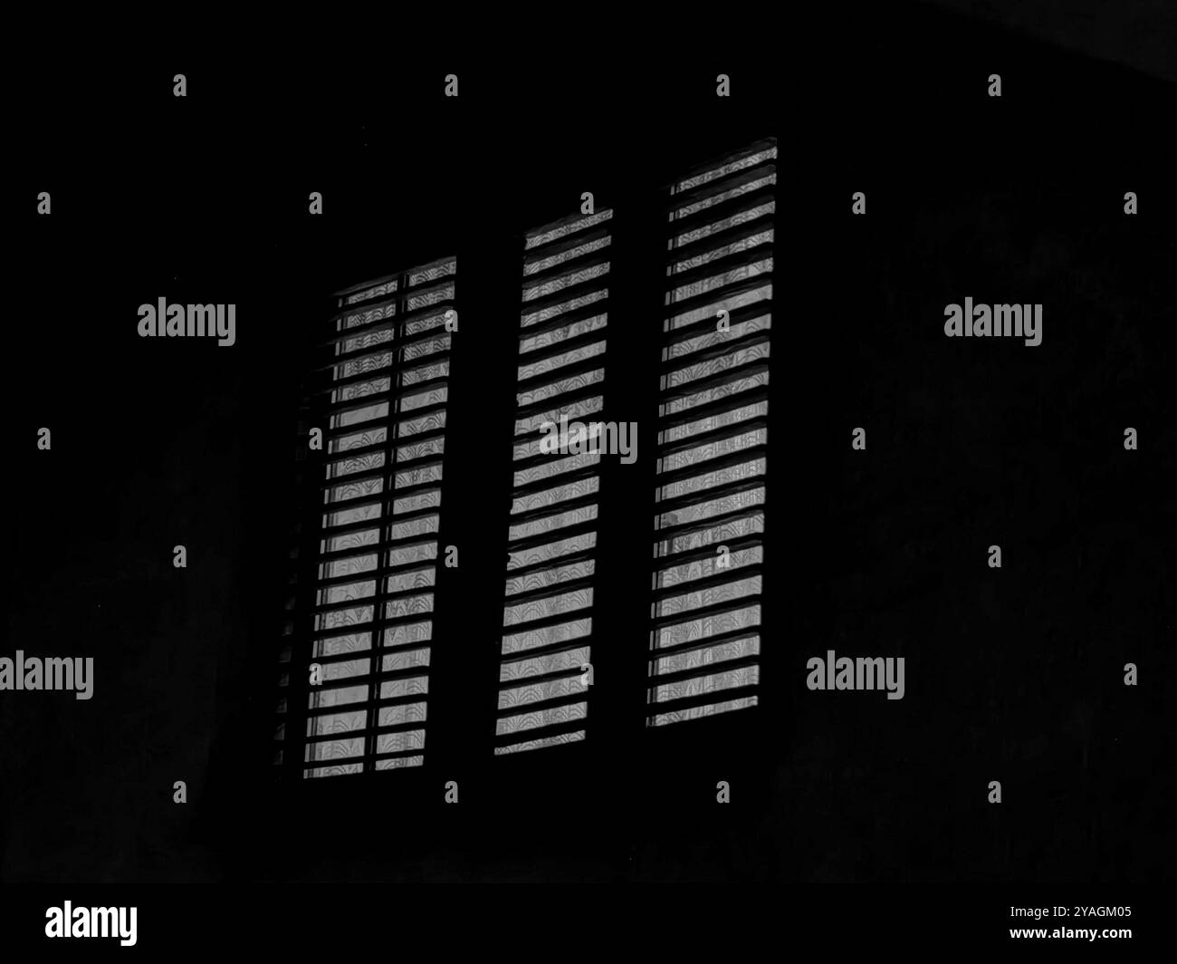Cornice notturna con finestra tripla: Illuminata al buio. Barra del volume della musica astratta. Foto Stock