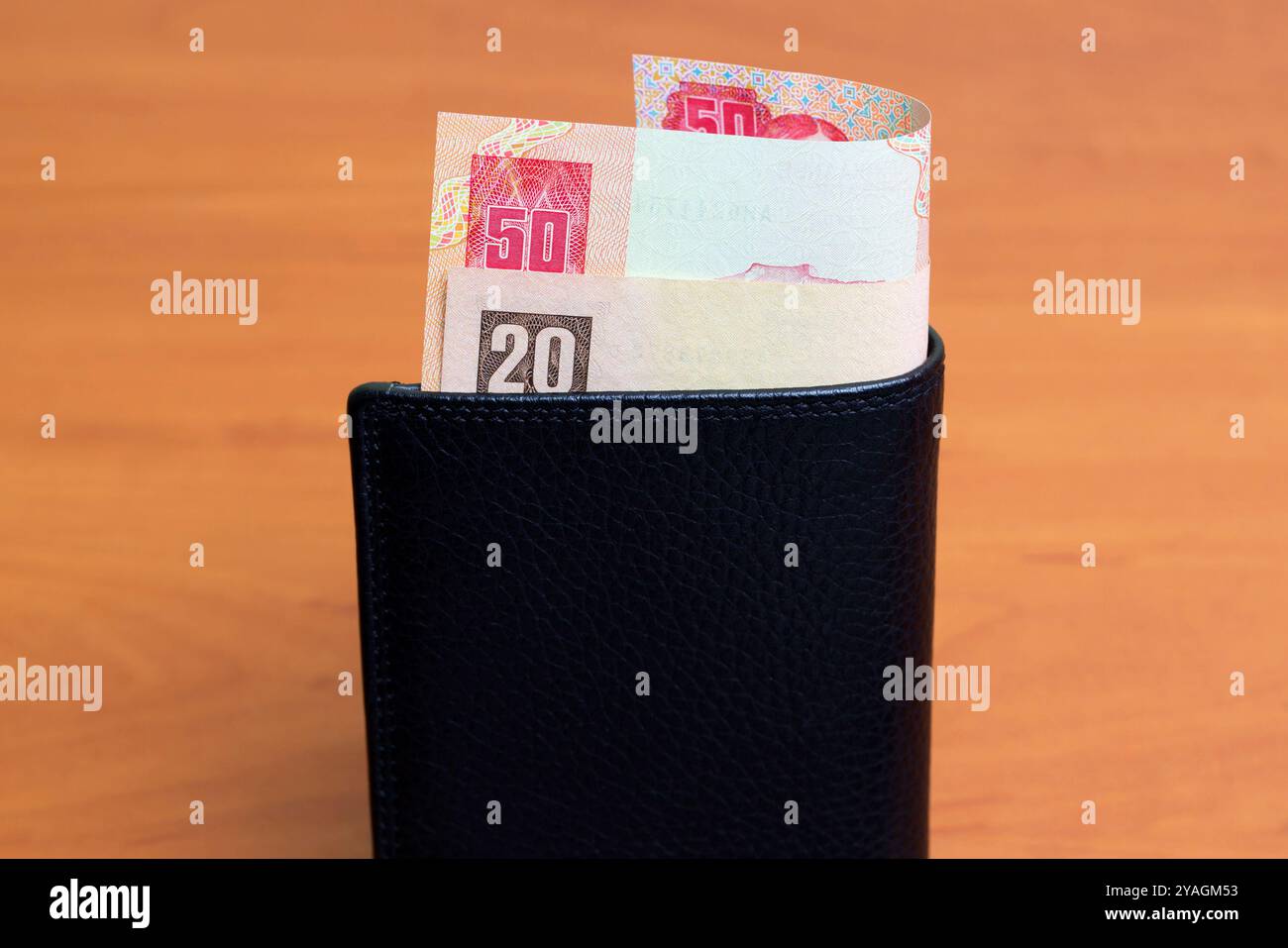 Vecchi soldi sudafricani - rand nel portafoglio nero Foto Stock