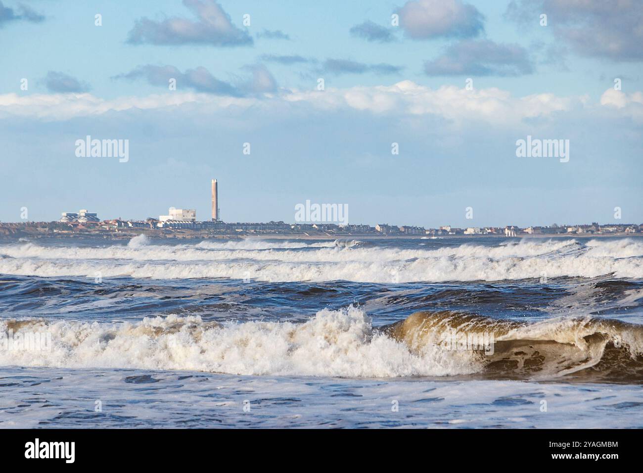 infrangere le onde sulla spiaggia dei cambois vicino a blyth northumberland Foto Stock