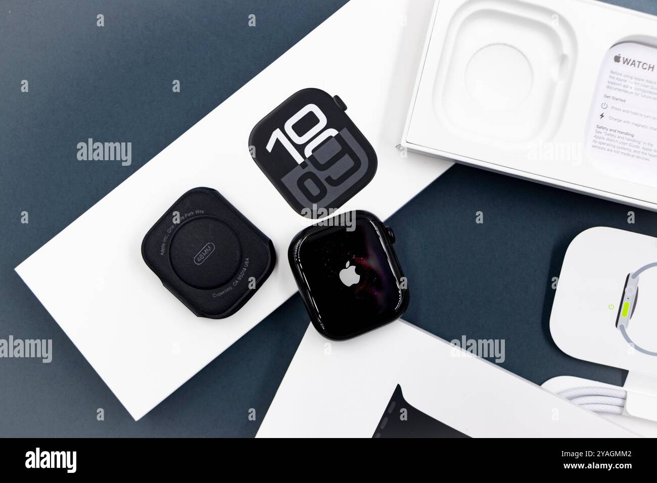 Confezione con la nuova configurazione dello smartwatch Apple Watch serie 10 del 2024, unboxing e braccialetto intercambiabile su sfondo blu Design elegante Foto Stock