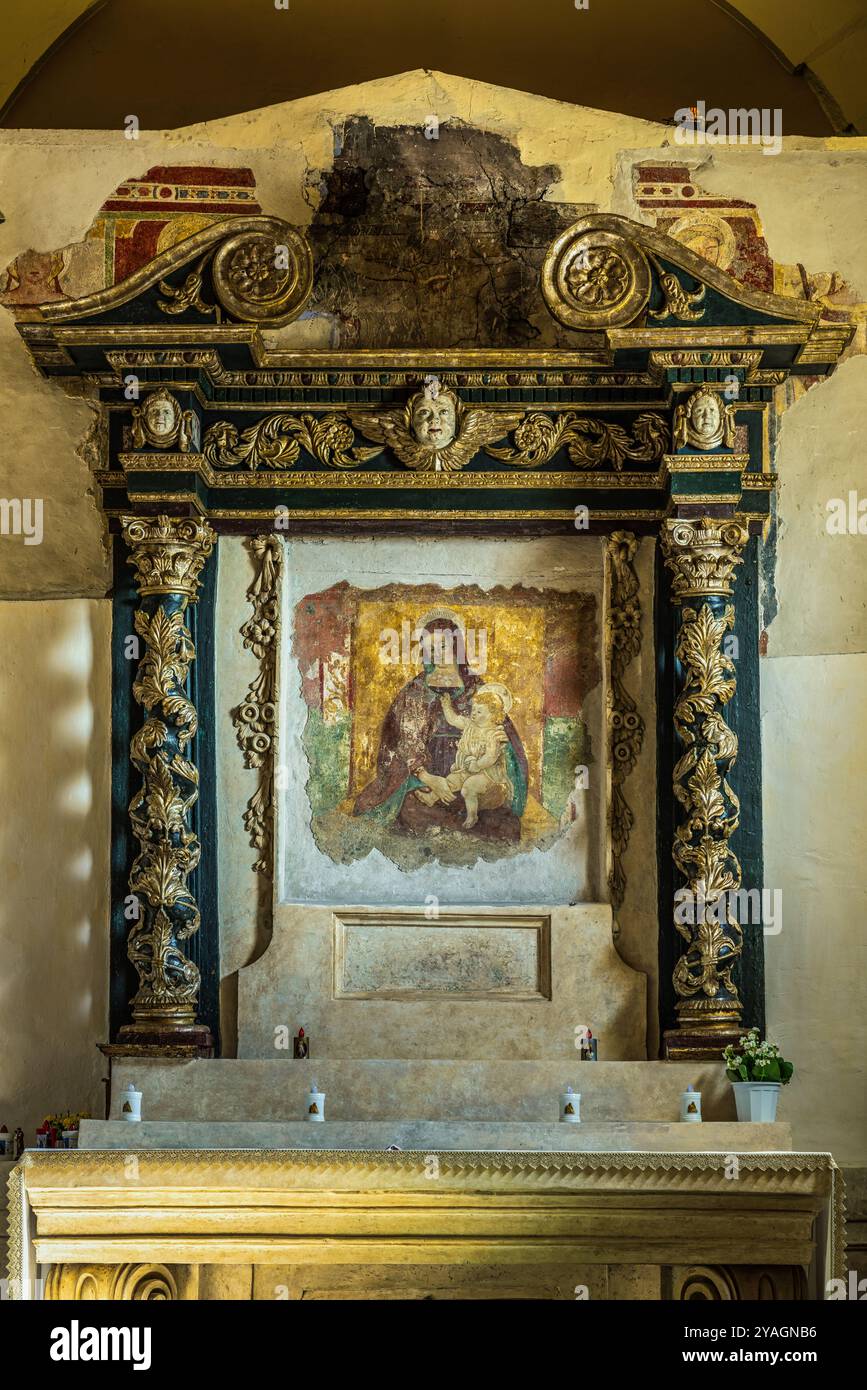 L'altare, di fine Ottocento, con l'affresco della Madonna nella chiesa della Madonna delle Grazie. Celano, Abruzzo Foto Stock