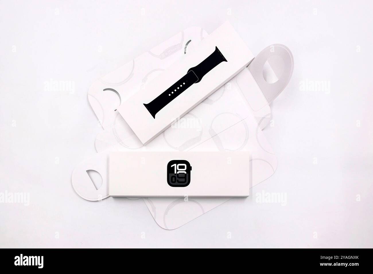 Confezione con la nuova configurazione dello smartwatch Apple Watch serie 10 del 2024, unboxing e braccialetto intercambiabile su sfondo blu Design elegante Foto Stock