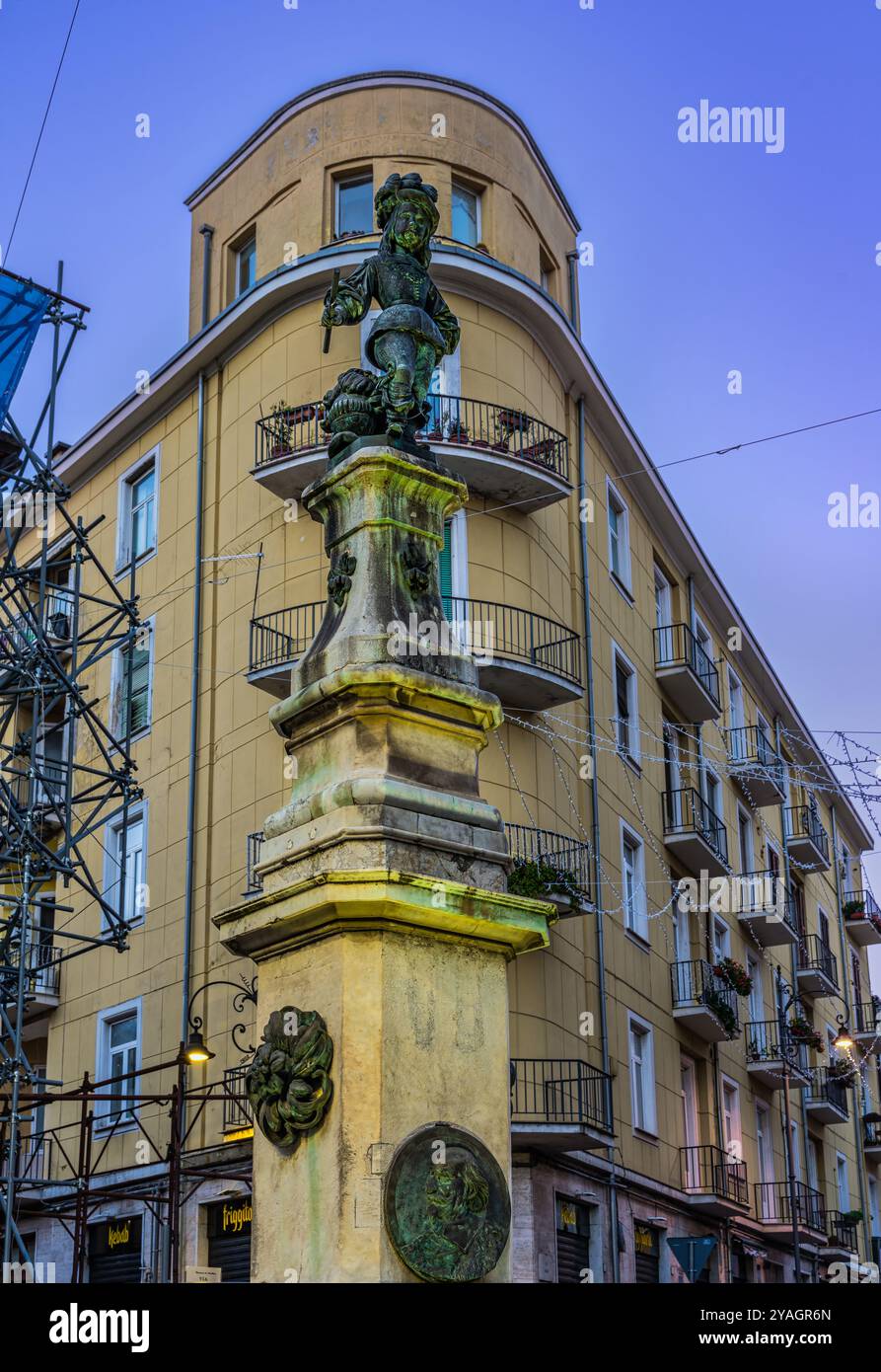 La piccola statua del bambino re Carlo II d'Asburgo in Piazza Amendola. Avellino, Campania, Italia, Europa Foto Stock