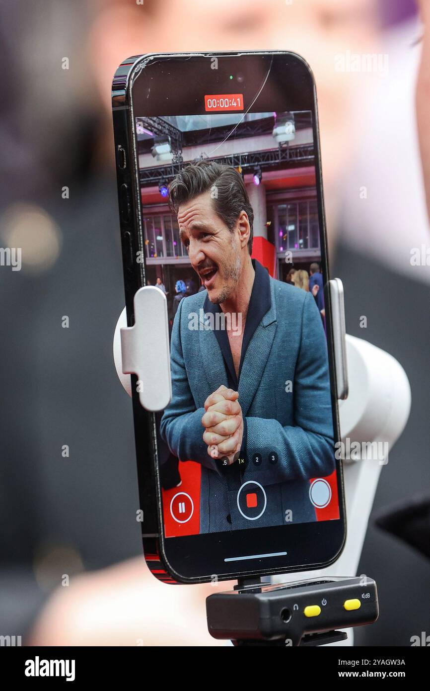 Londra, Regno Unito. 13 ottobre 2024. Pedro Pascal partecipa alla proiezione del BFI London Film Festival di "The Wild robot" alla Royal Festival Hall. (Foto di Brett Cove/SOPA Images/Sipa USA) credito: SIPA USA/Alamy Live News Foto Stock