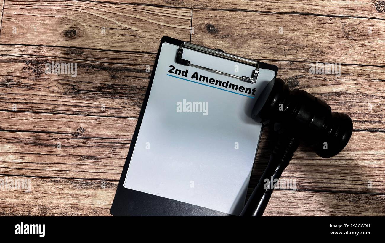 Concetto del secondo emendamento scrivere su documenti cartacei isolati su sfondo di legno. Foto Stock
