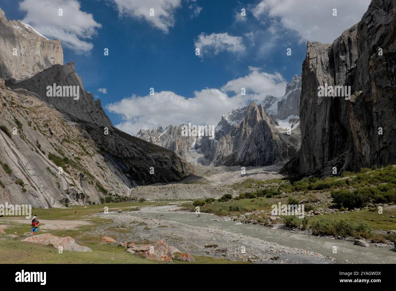 Trail running nella splendida valle di Nangma (Yosemite del Pakistan), Kanday, Baltistan, Pakistan Foto Stock