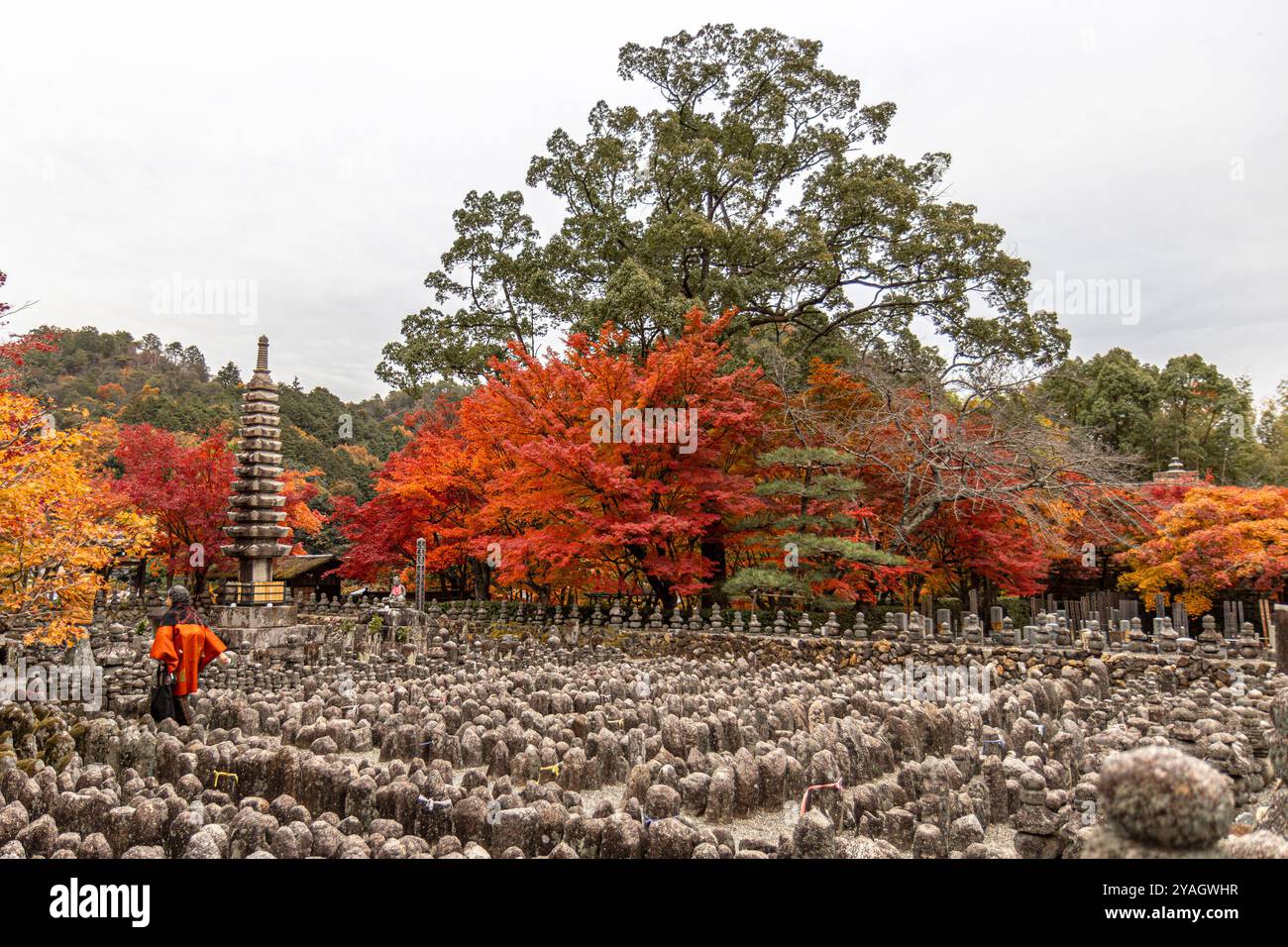 statue di pietra pagoda colorato fogliame autunnale nenbutsu ji tempio kyoto Foto Stock