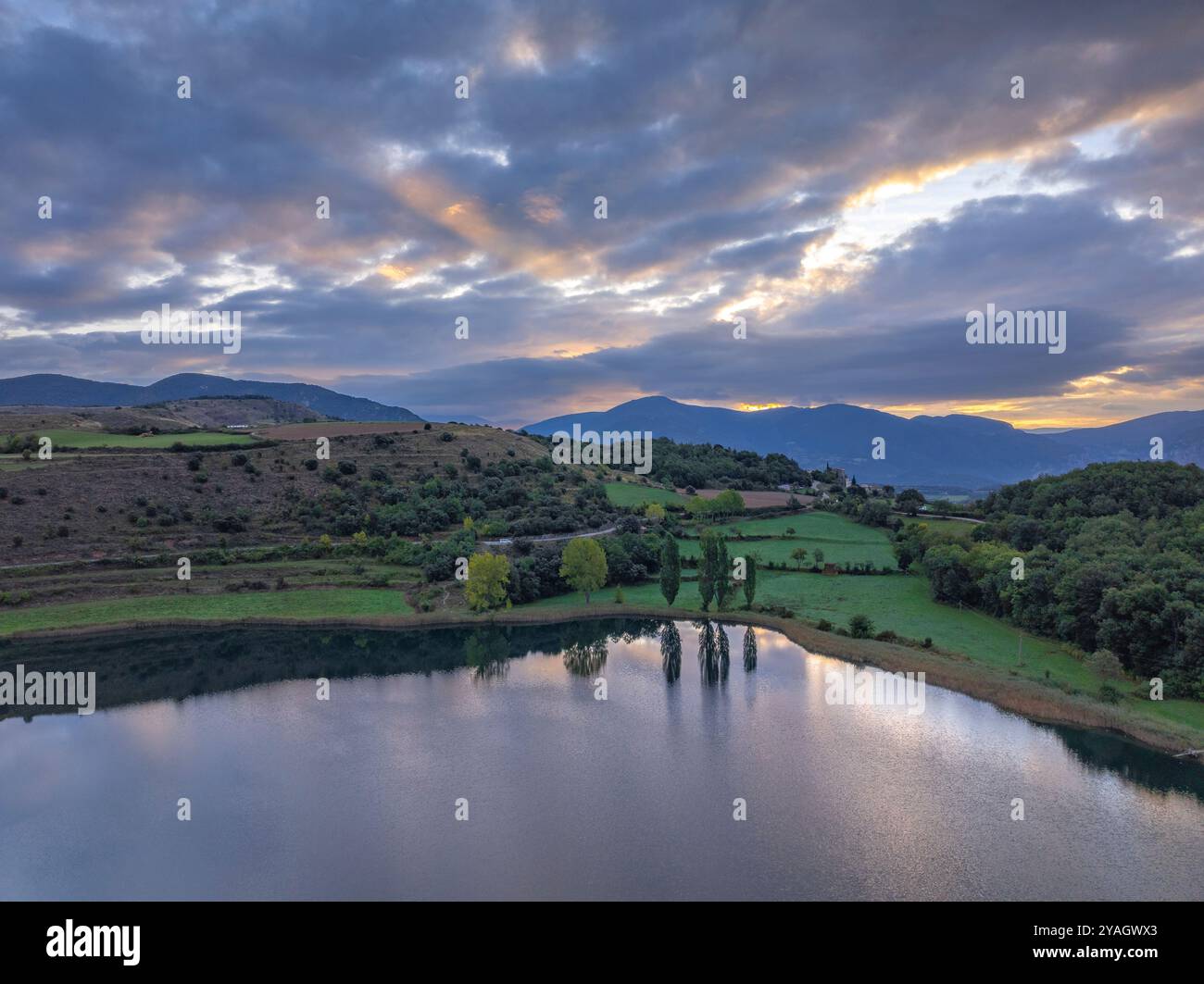 Vista aerea del lago Estany de Montcortès, su un'alba nuvolosa a Baix Pallars (Pallars Sobirà, Lleida, Catalogna, Spagna, Pirenei) Foto Stock