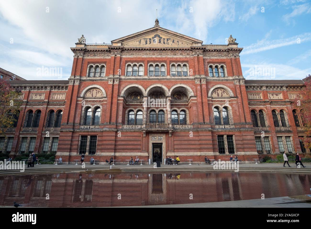 Londra, Regno Unito - 16 novembre 2017: Il cortile interno del Victoria and Albert Museum, il più grande museo al mondo di arti decorative e design Foto Stock