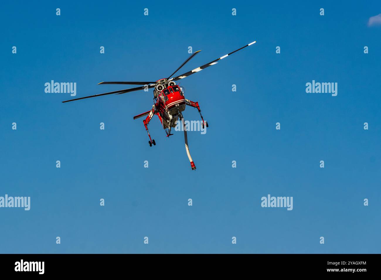 L'elicottero Erickson S64 del Fire Department in azione contro un incendio boschivo. Abruzzo, Italia, Europa Foto Stock