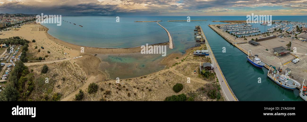 Vista aerea del porto canale, della costa con gli stabilimenti balneari e della spiaggia della città di Pescara. Pescara, Abruzzo, Italia, Europa Foto Stock