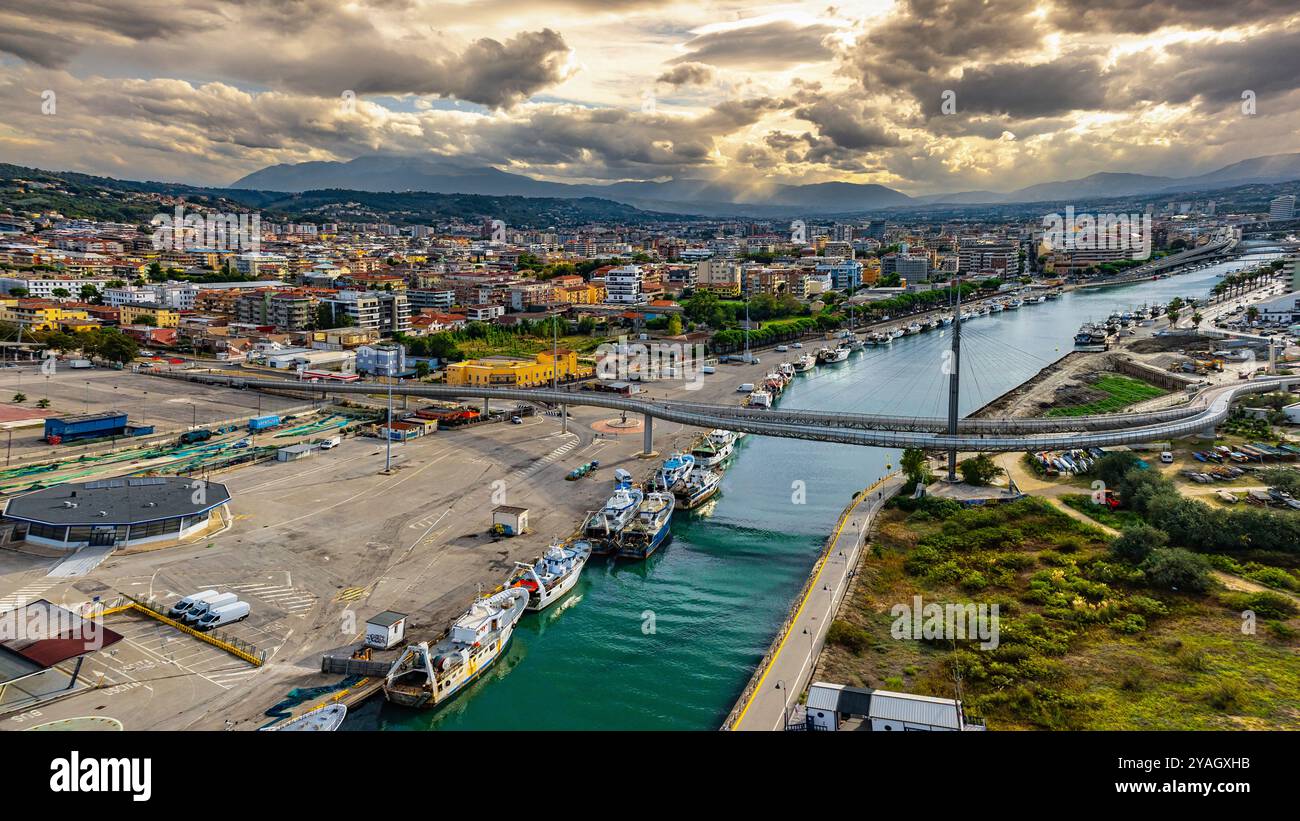 Vista aerea del porto canale e del Ponte del mare di Pescara. Pescara, Abruzzo, Italia, Europa Foto Stock
