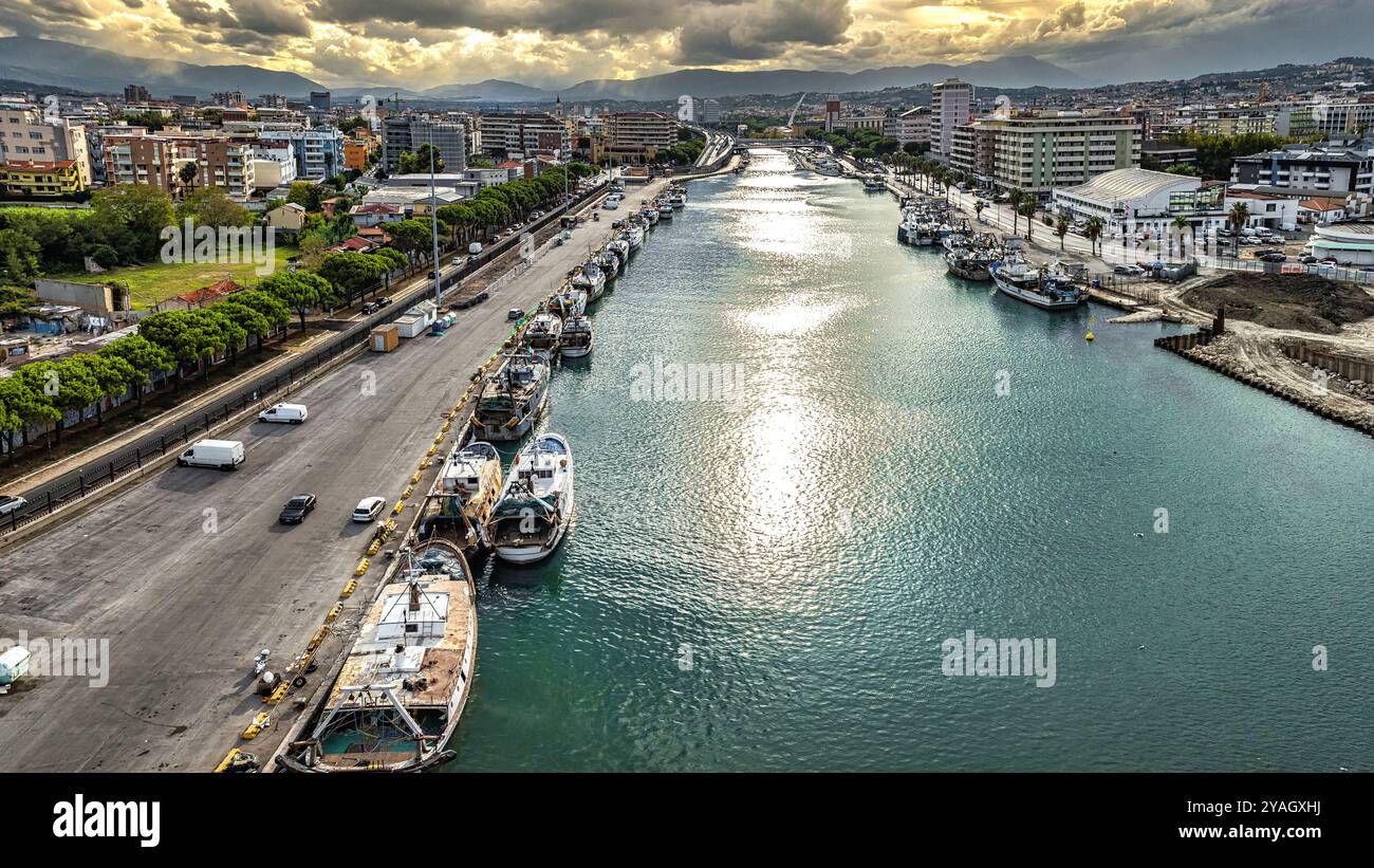 Vista aerea del porto sul canale con barche da pesca ormeggiate. Pescara, Abruzzo, Italia, Europa Foto Stock