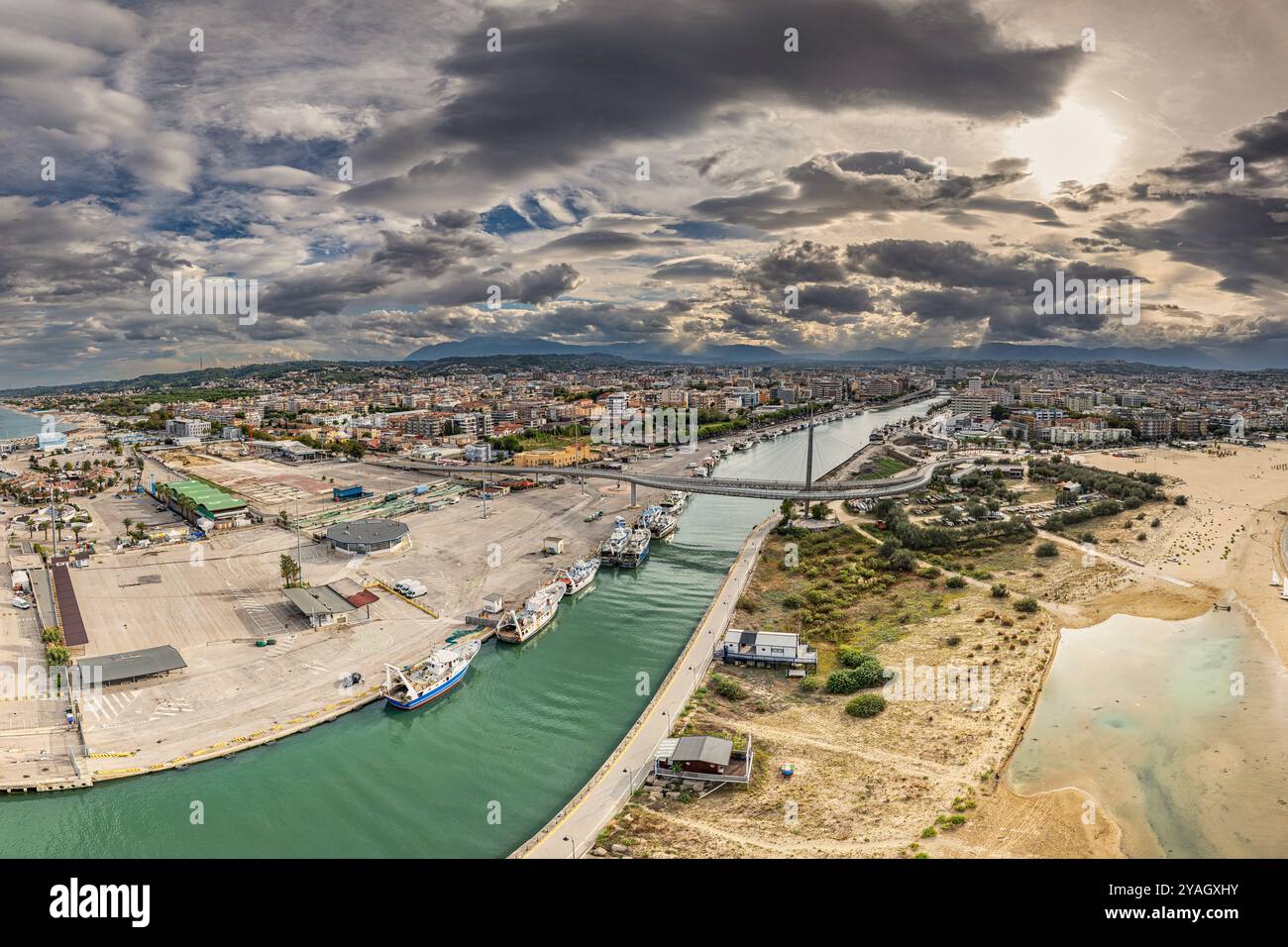 Vista aerea del porto canale e del Ponte del mare di Pescara. Pescara, Abruzzo, Italia, Europa Foto Stock