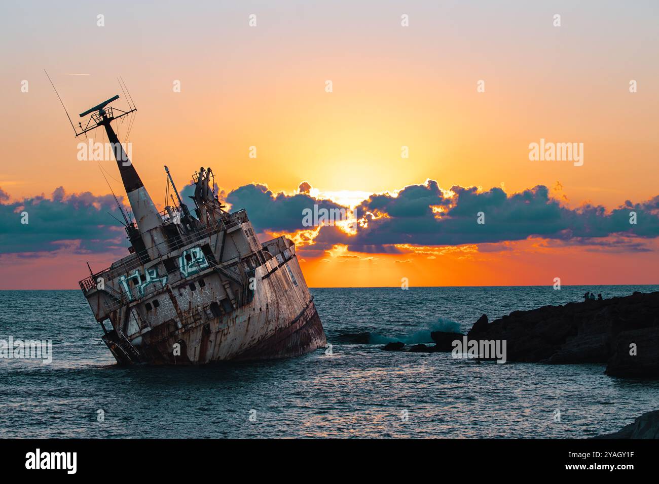 L'EDRO III rimase bloccato a Pegeia l'8 ottobre 2011 in mare pesante, durante un viaggio a Rodi, da Limassol, Cipro. 23 settembre 2024. Foto Stock