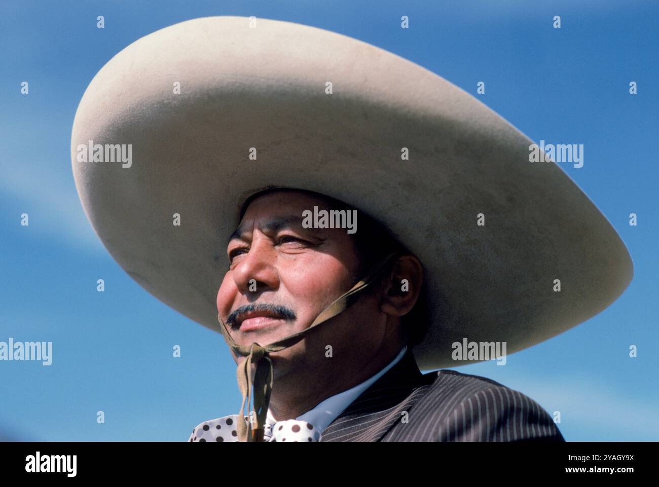 Un uomo che mangia un sombrero, California, USA. Foto Stock