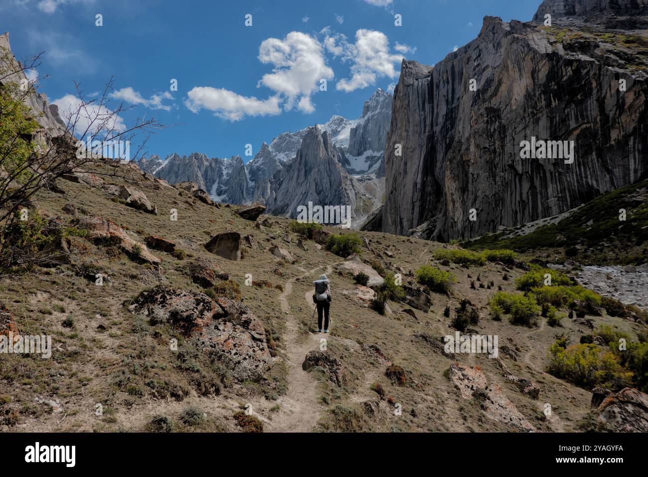 Trekking nella splendida valle di Nangma (Yosemite del Pakistan), Kanday, Baltistan, Pakistan Foto Stock