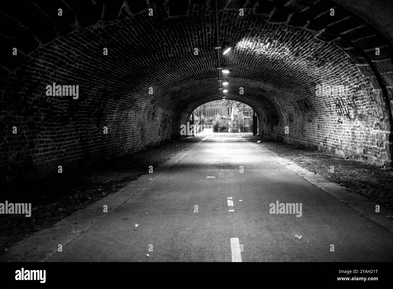 Tunnel in mattoni illuminati a Milano in Lombardia Foto Stock