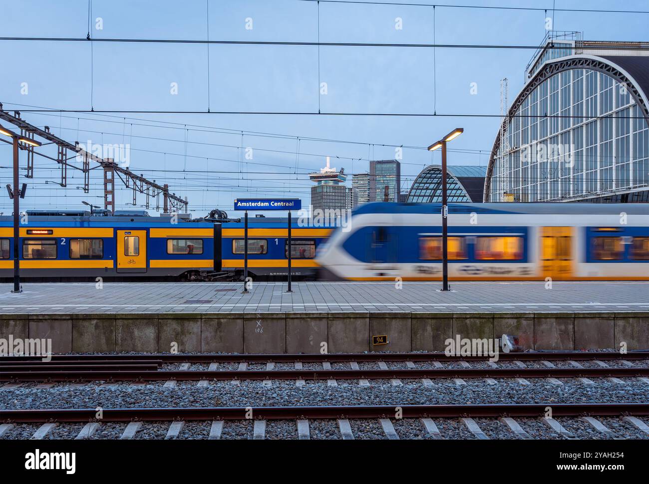 Stazione centrale di Amsterdam in serata Foto Stock