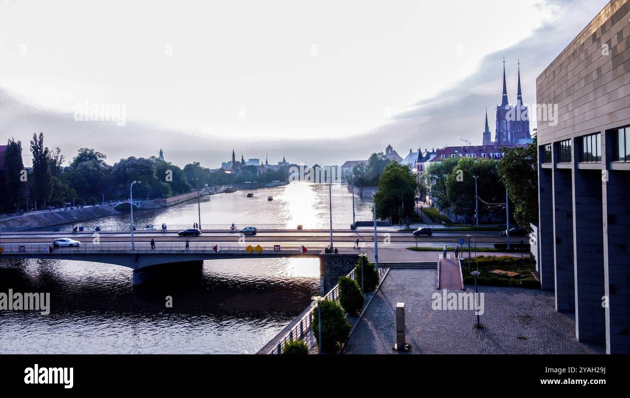 Punto di vista di Wroclaw con il Ponte della Pace (auto e persone) e la Cattedrale di St Giovanni Battista (due torri) e il fiume Oder - soli fantastici Foto Stock