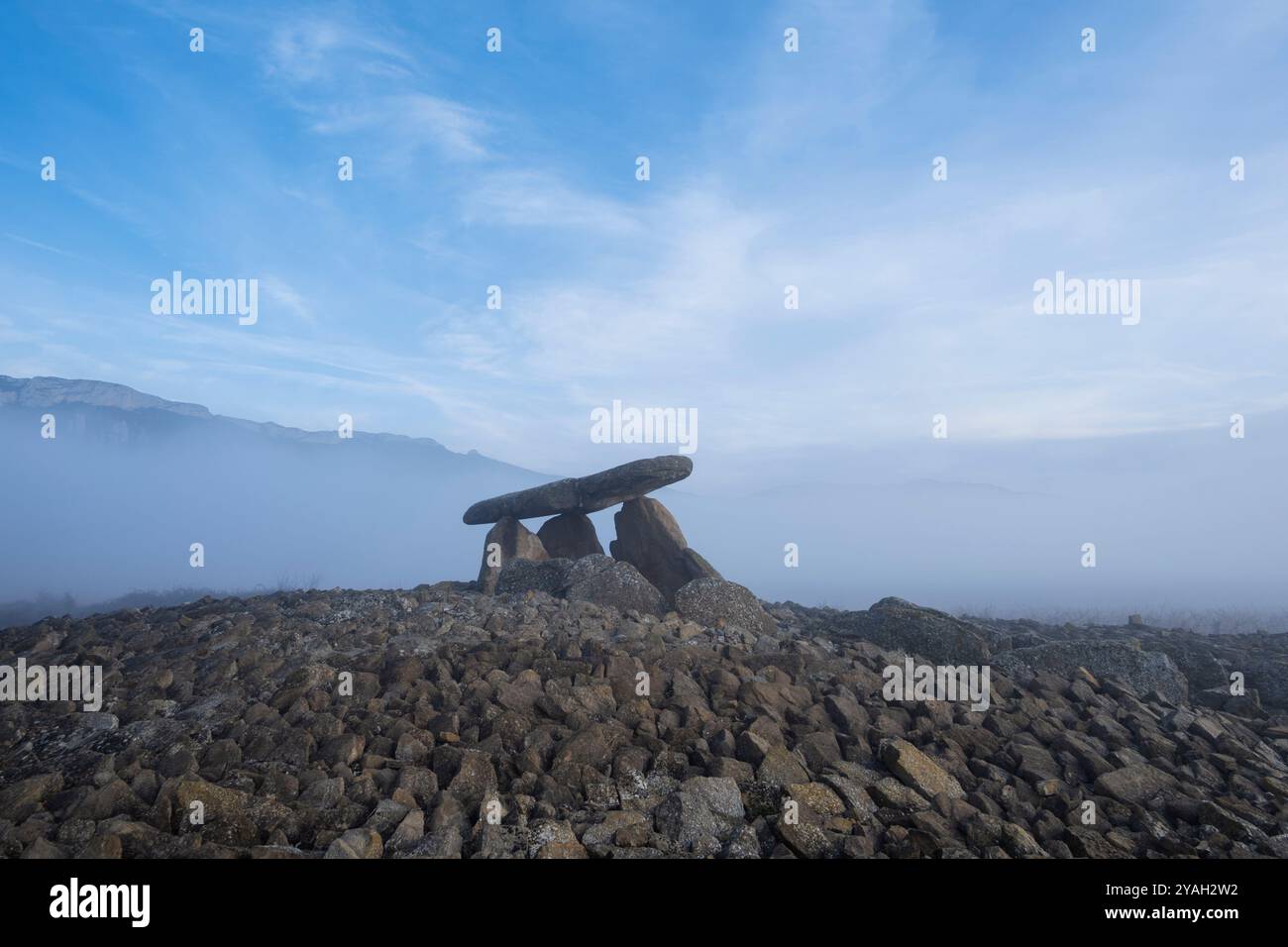 Dolmen Sorginaren Txabola, tumulo funerario in pietra neolitico, Spagna Foto Stock