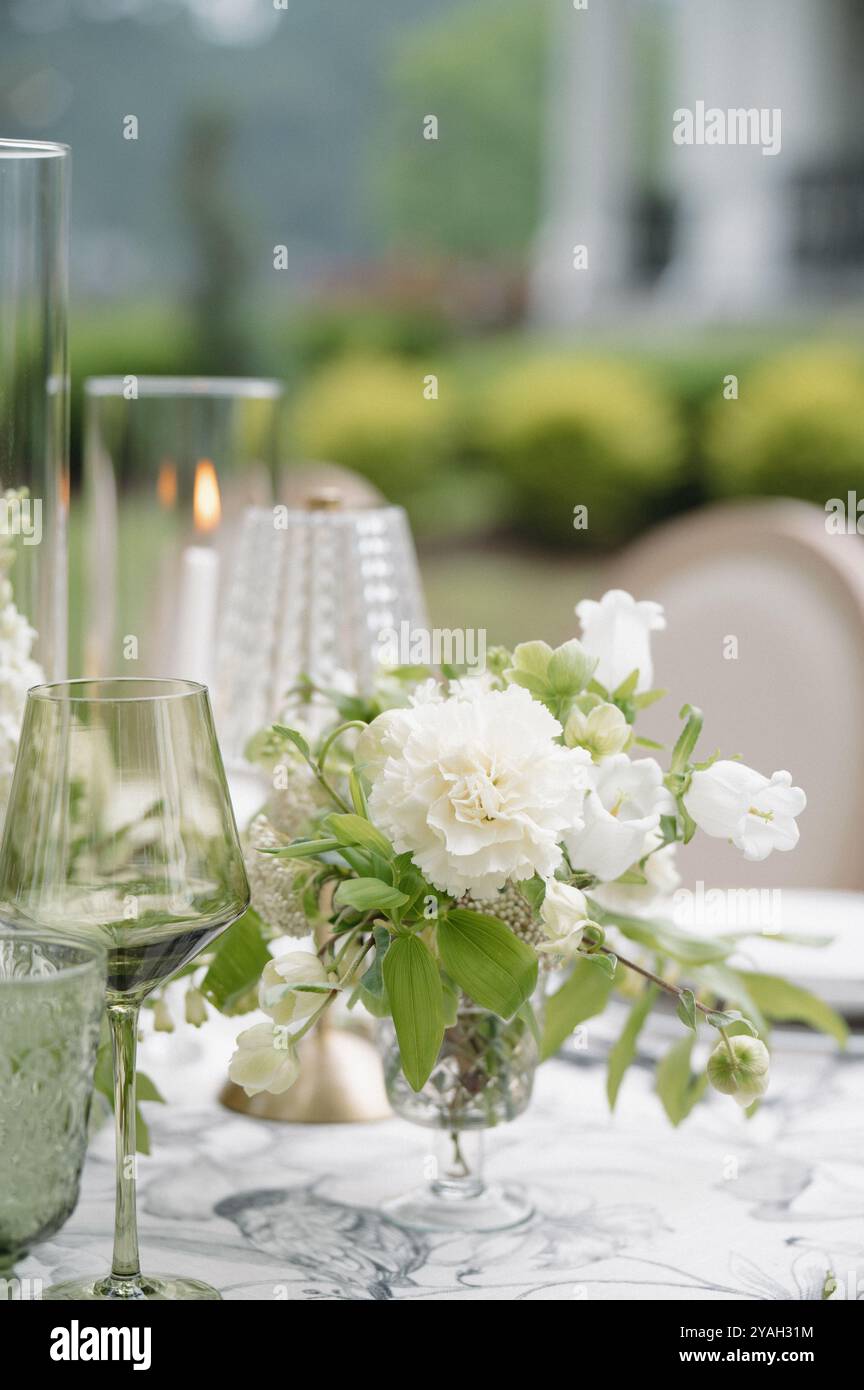 Ricevimento di nozze verde e bianco Tablescape Centerpieces Design Foto Stock