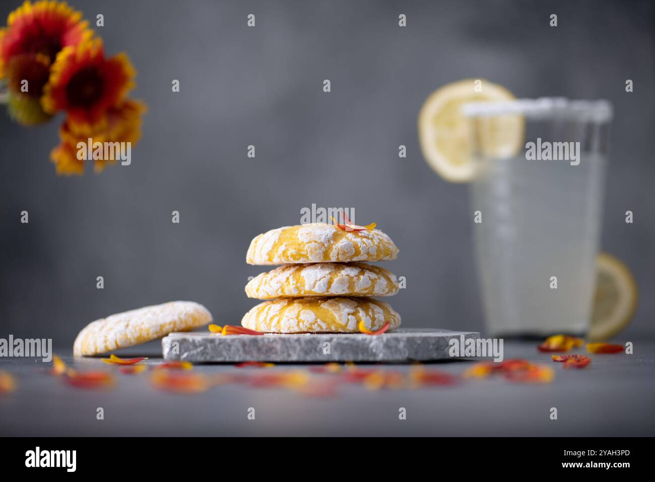 Pila di biscotti al limone con limonata Foto Stock