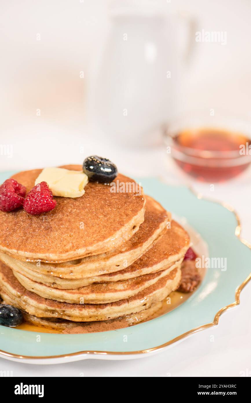 Pila di pancake con frutti di bosco e burro Foto Stock