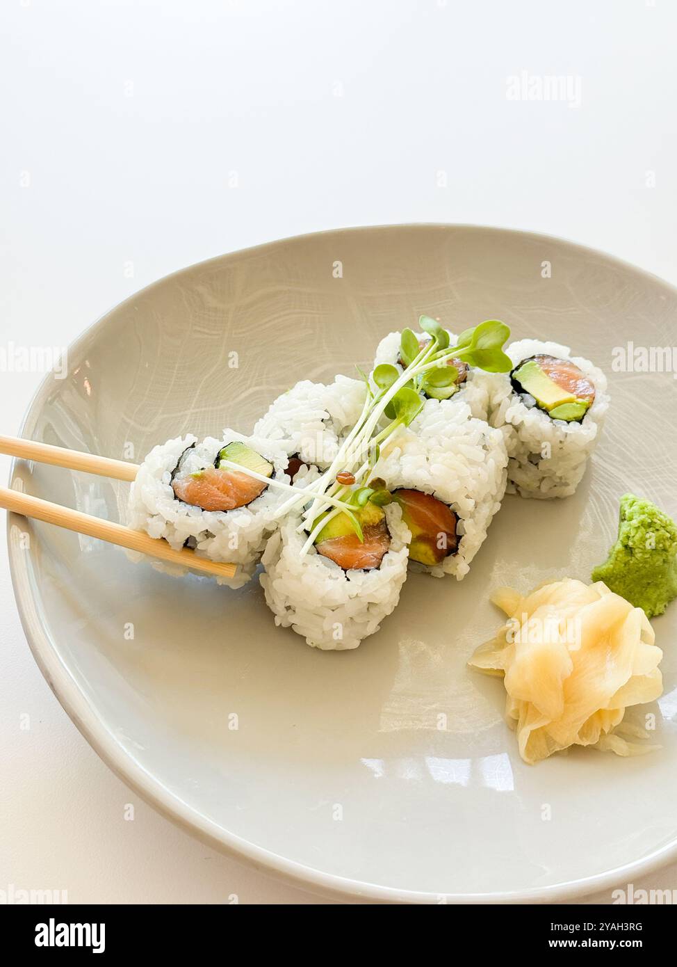 Tritare i bastoncini raccogliendo il sushi Foto Stock