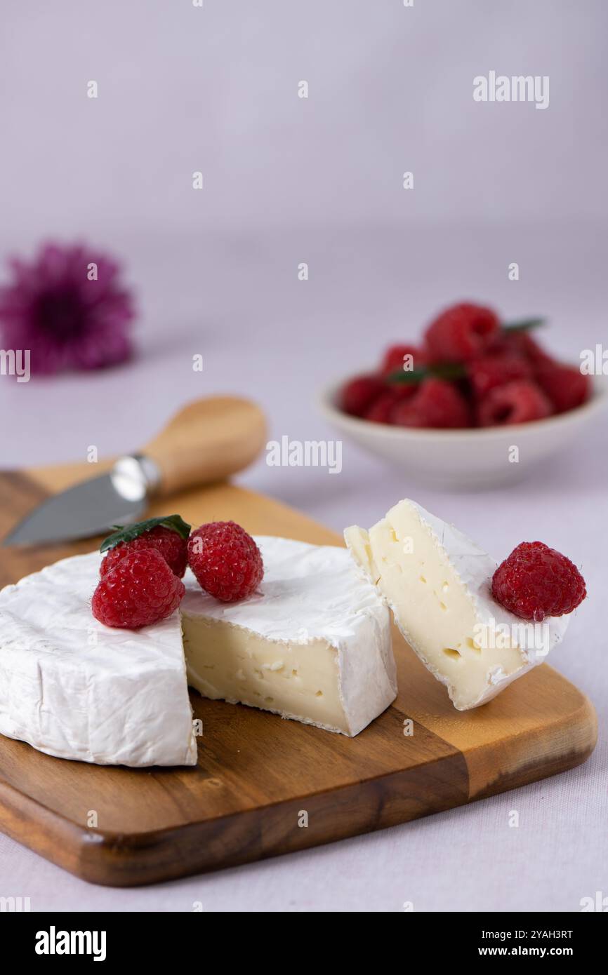 Formaggio Brie su un tagliere di salumi Foto Stock