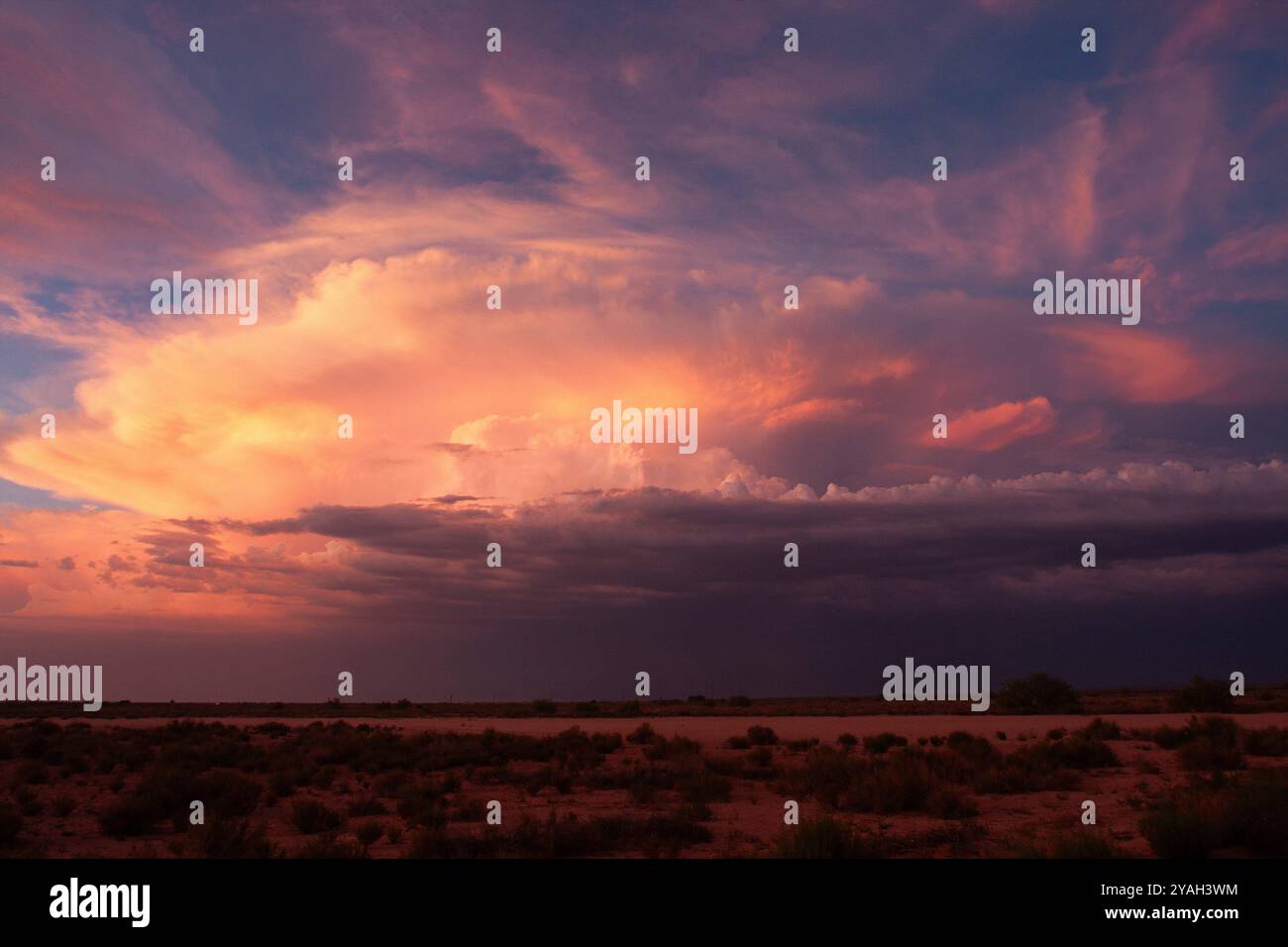 Splendido tramonto spettacolare sulle nuvole delle celle di tempesta Foto Stock