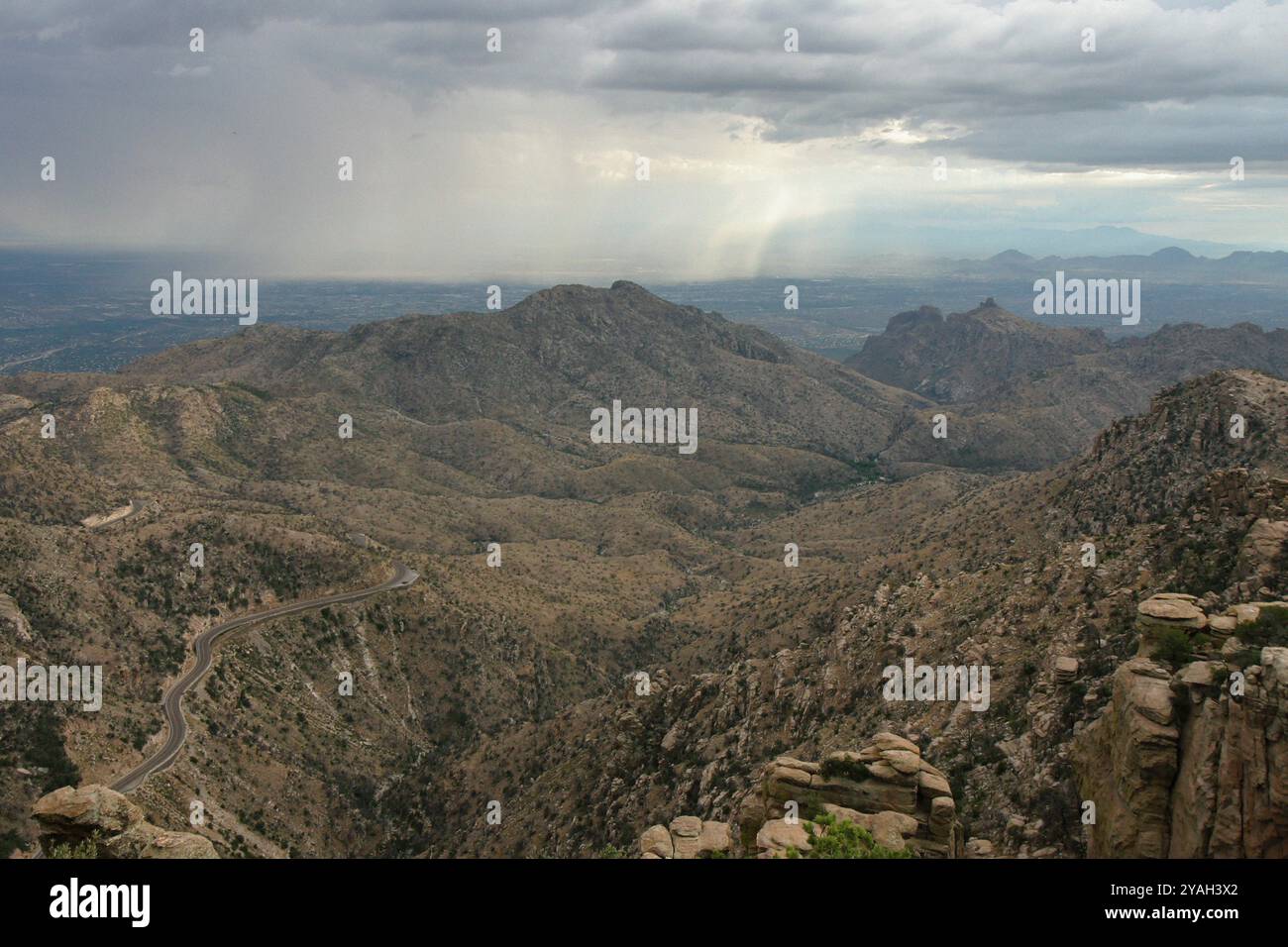 Terreno montuoso roccioso e tempo piovoso lontano Foto Stock