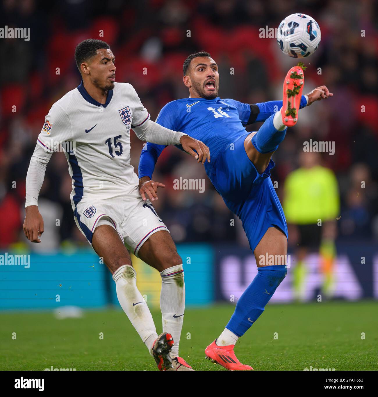 Londra, Regno Unito. 10 ottobre 2024. Inghilterra contro Grecia - UEFA Nations League - Wembley. La Grecia Vangelis Pavlidis combatte contro Levi Colwill. Crediti immagine: Mark Pain/Alamy Live News Foto Stock