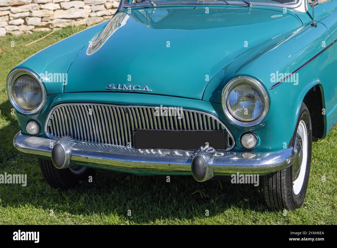 Vista frontale di una simca aronde, una classica auto francese prodotta negli anni '1950, parcheggiata su un campo erboso Foto Stock