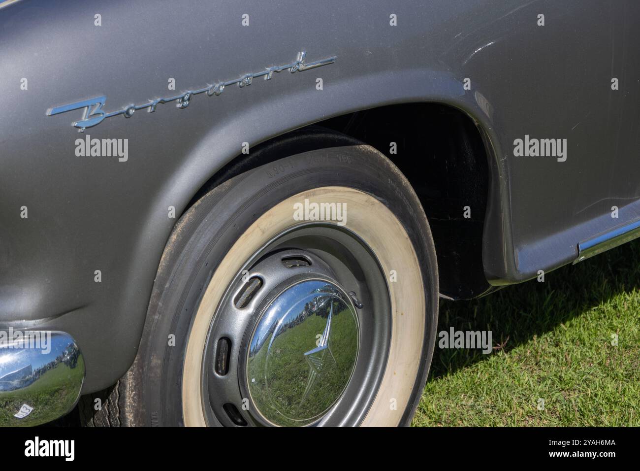 Dettaglio di una borgward isabella restaurata che mostra la ruota anteriore, lo pneumatico whitewall e il parafango Foto Stock