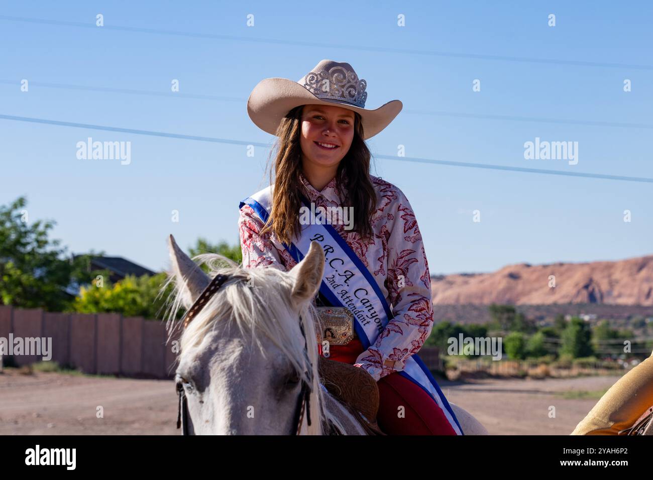 Il secondo assistente della regina rodeo posa a cavallo prima del Moab Junior Rodeo nello Utah. Foto Stock