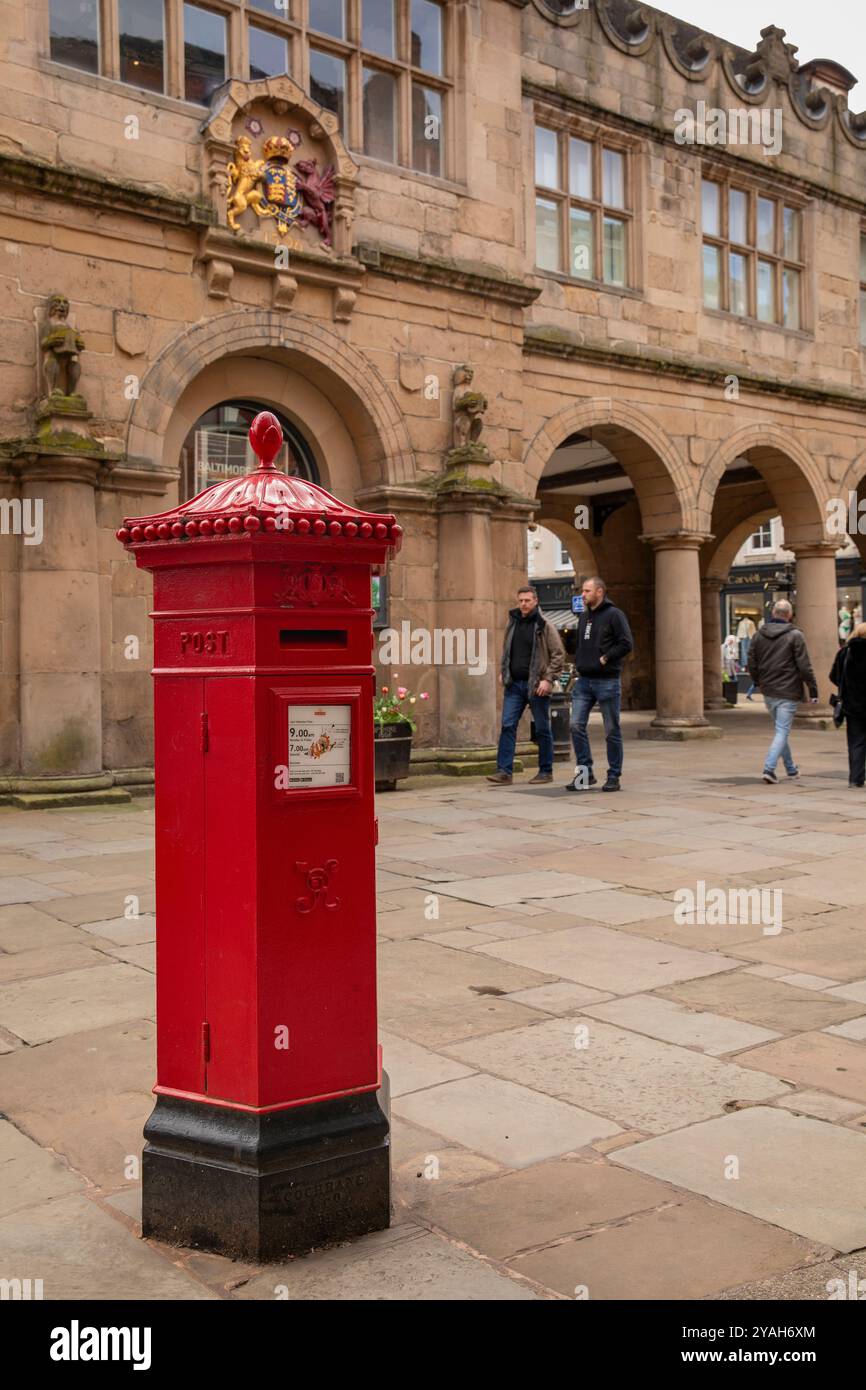 Regno Unito, Inghilterra, Shropshire, Shrewsbury, The Square, scatola a colonna penfold fuori dal vecchio mercato coperto Foto Stock